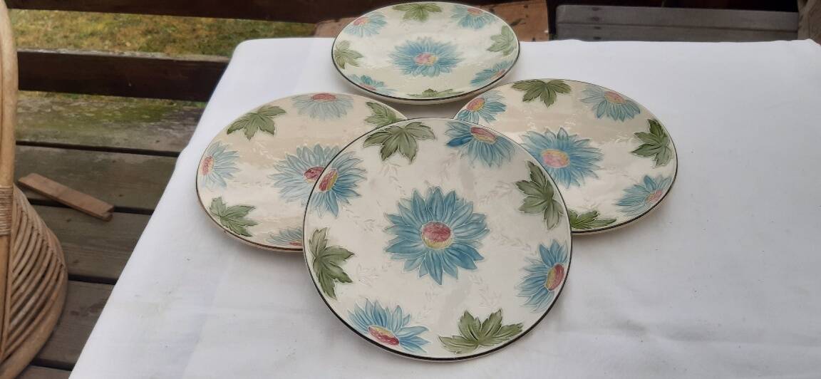 Lot de 4 assiettes en barbotine début XXème