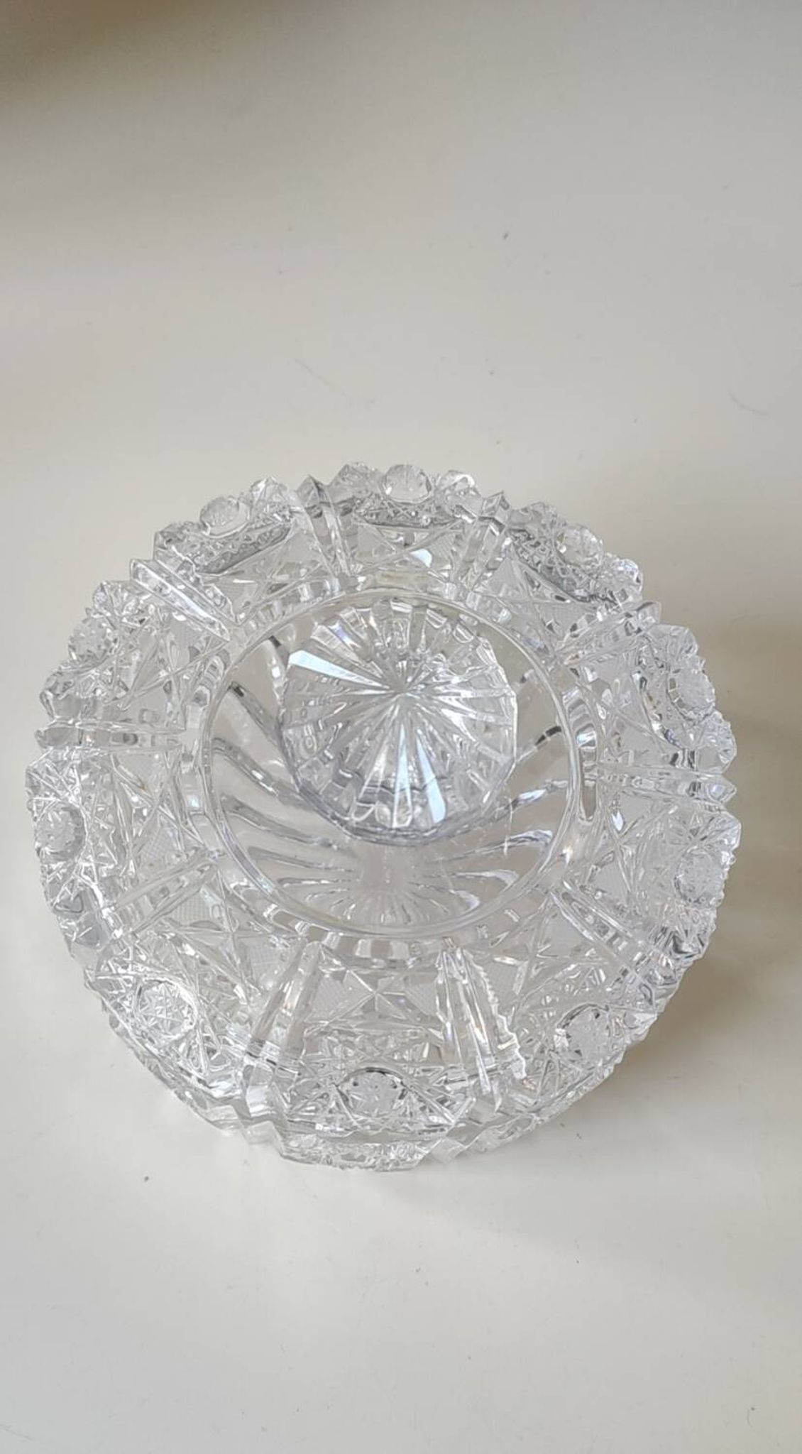 Round crystal bonbonnière, cut Bohemian style. Star patterns. Diameter 15 cm.