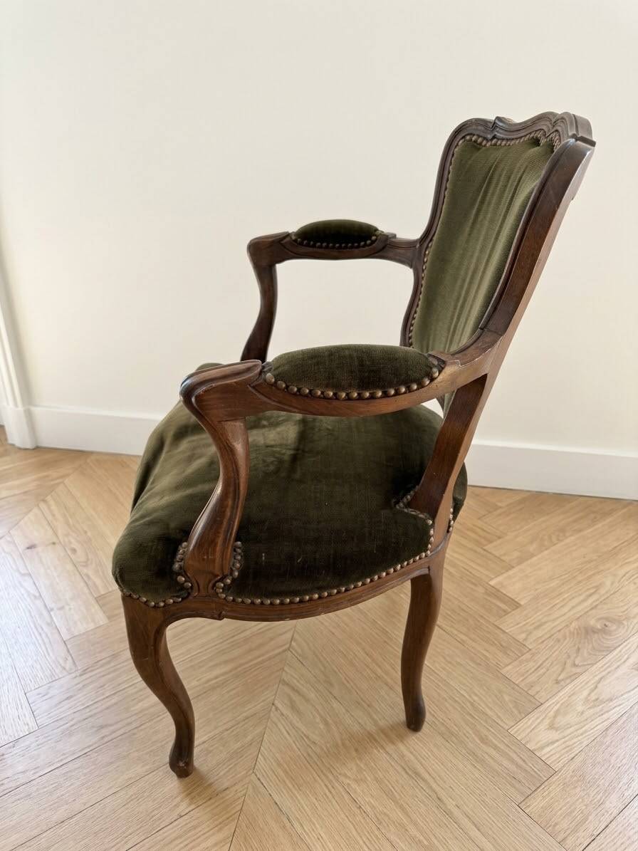 Louis XV cabriolet armchair in solid wood and green velvet