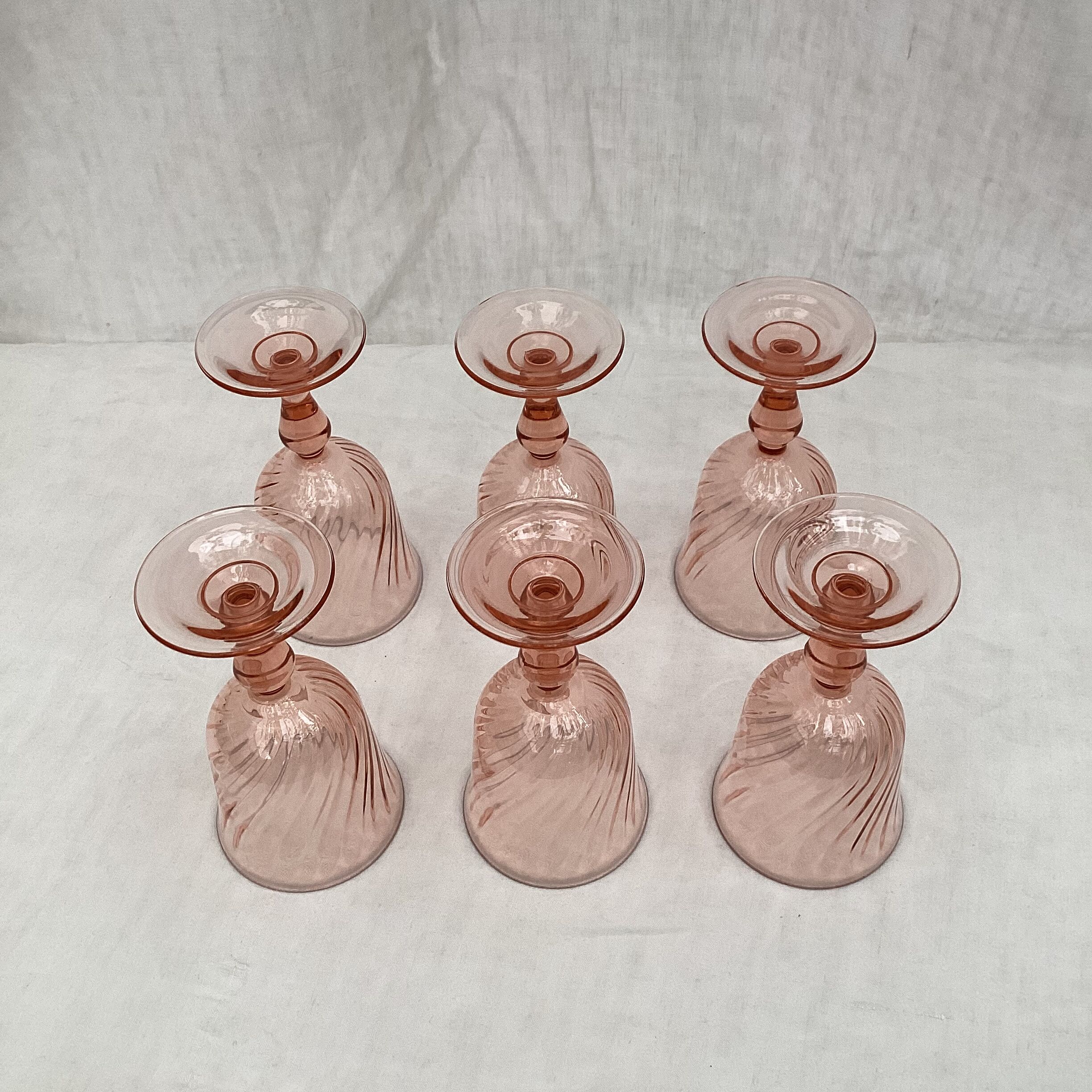 Lot de 6 verres à pied vintage fabrication Française vers les années 1970 dimension : H-16xD-8cm-