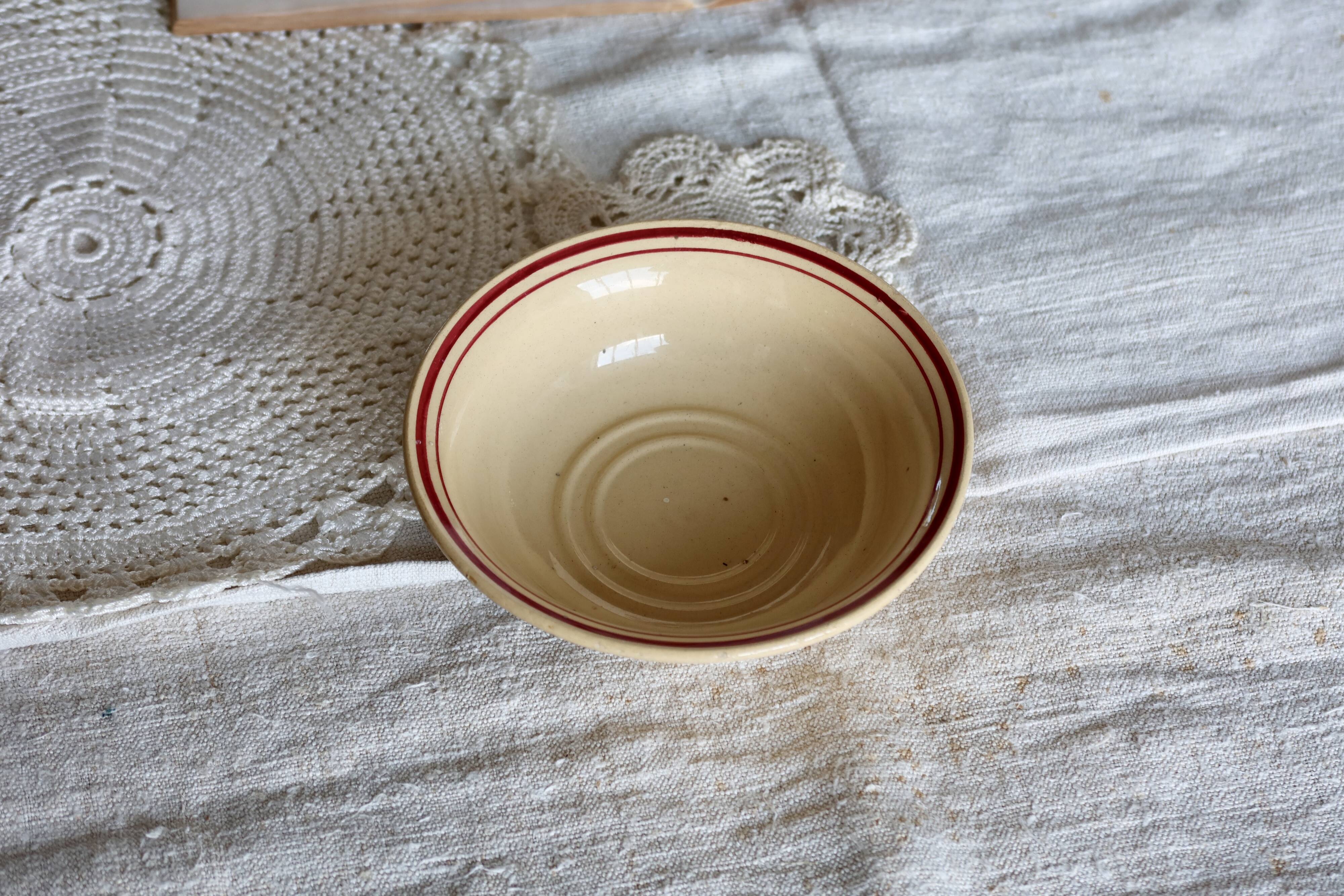 Petite coupelle vintage en faïence beige et liseré rouge