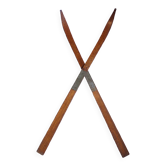 Paire de skis anciens en bois sans fixation