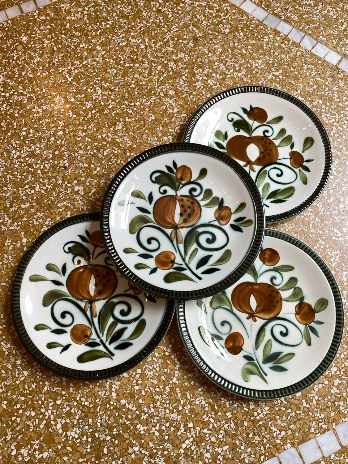 Set of 4 Argenteuil Boch Frères dinner plates