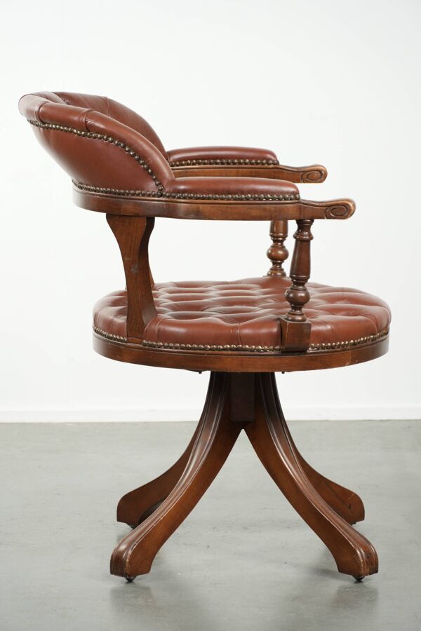 Chaise de bureau Chesterfield rotative en cuir de vache marron