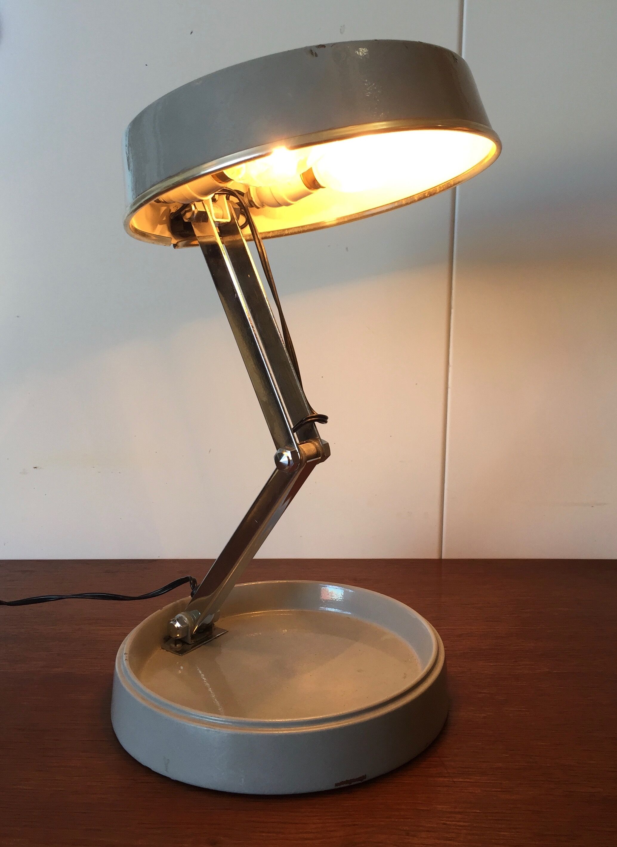 Folding industrial lamp