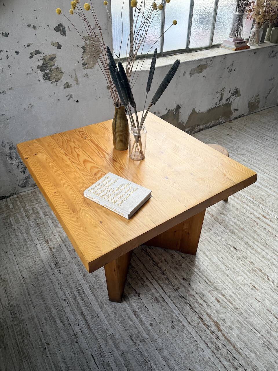 Table carrée moderniste en pin massif, années 50