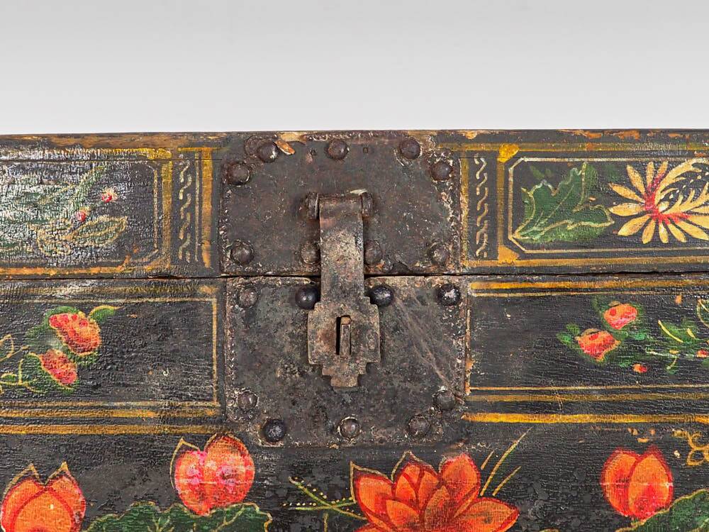 Coffre d’opéra chinois avec illustrations de la flore et de la faune (Chine 1900)