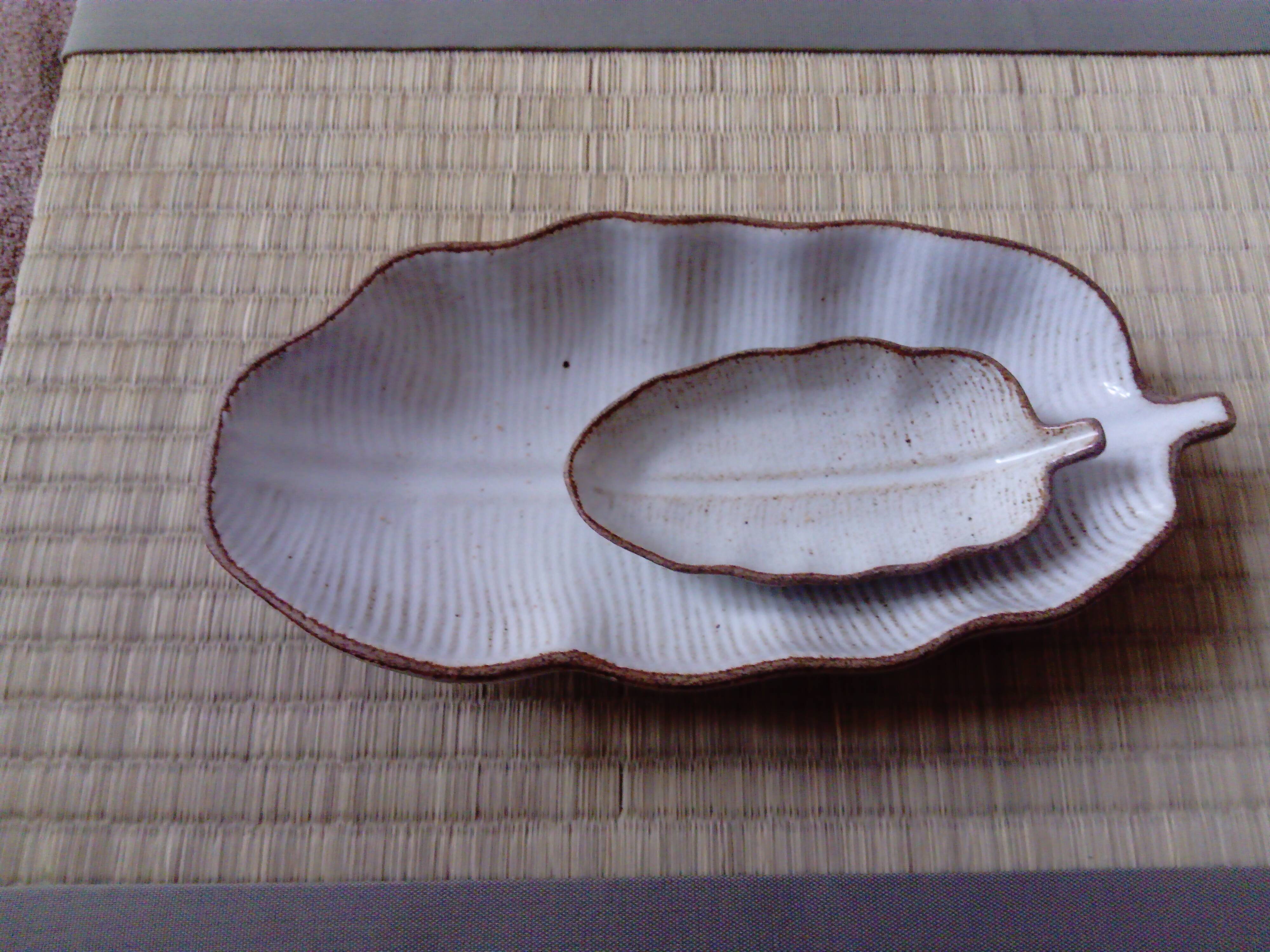 Banana leaf shaped barbotine dish and bowl