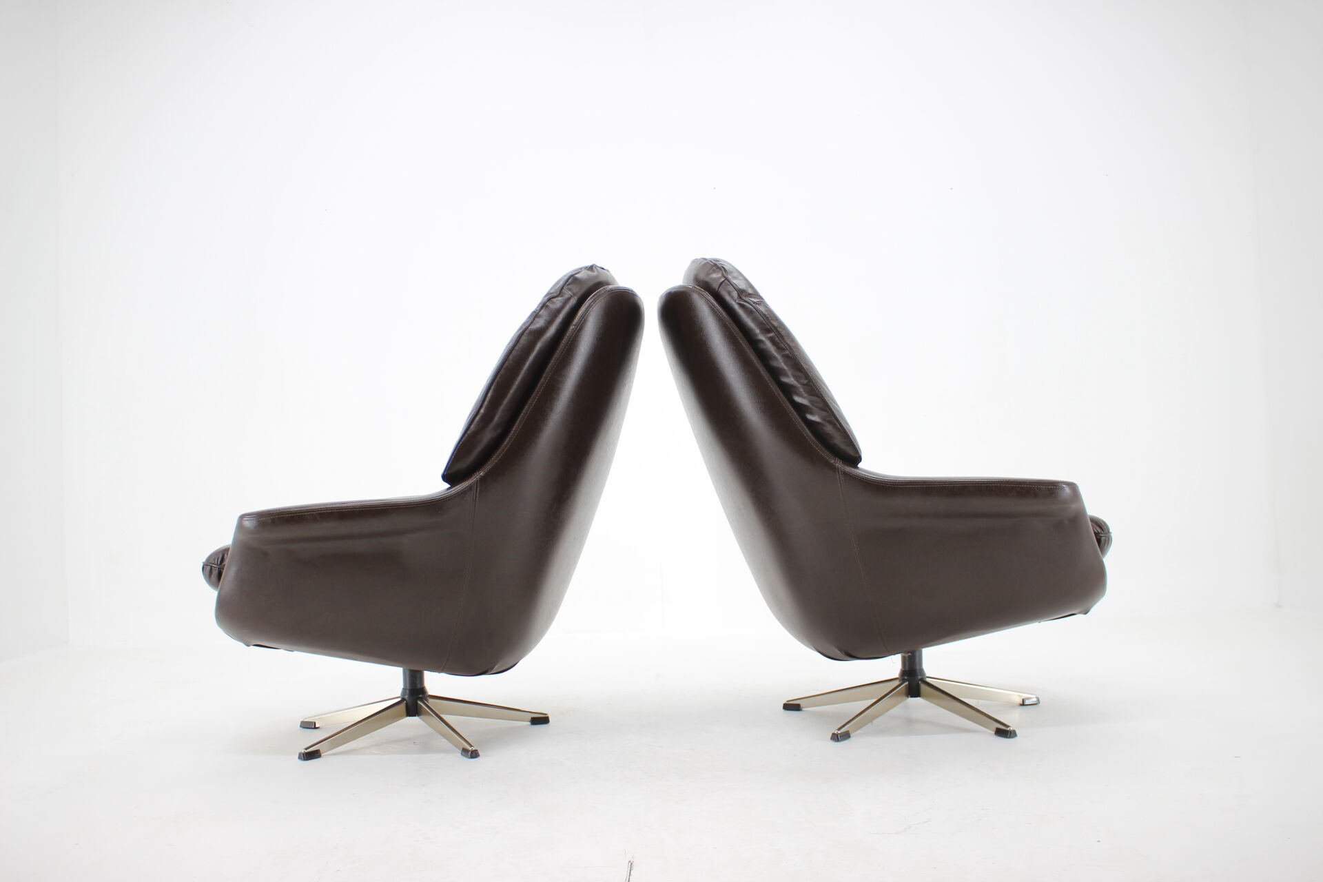 1970s Leatherette Swivel Lounge Chair