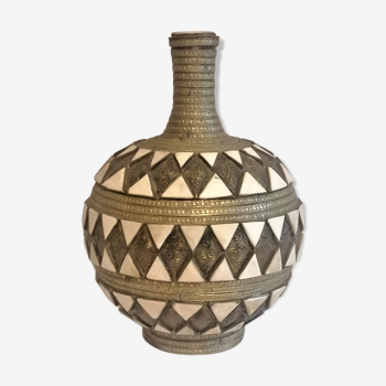 Old closed bottle, gourd. Morocco, middle XXth. Terracotta, metal and bones.