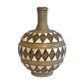 Old closed bottle, gourd. Morocco, middle XXth. Terracotta, metal and bones.