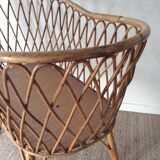 Vintage rattan cradle with its spire