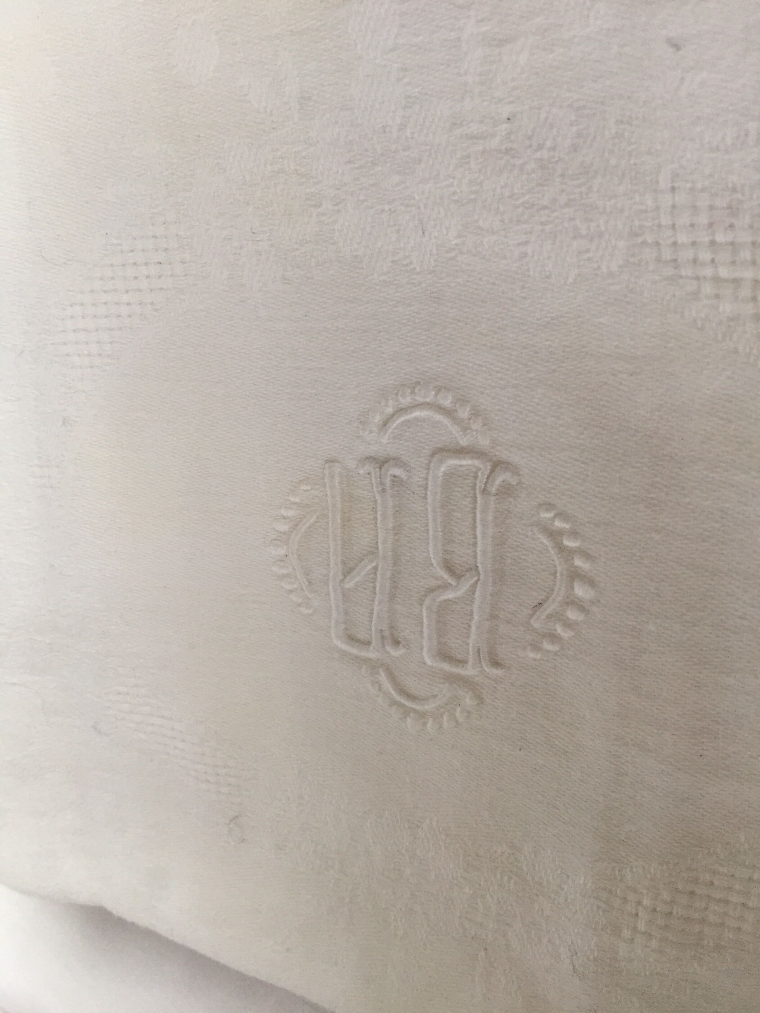 Set of a tablecloth and its napkins