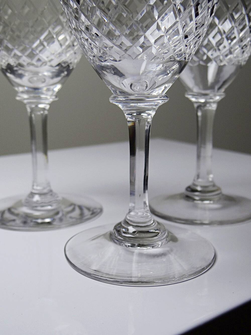 Set of three fine crystal port or aperitif glasses, Saint-Louis style.