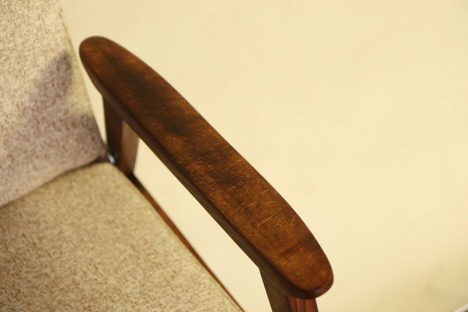 Fauteuil scandinave en bois rénové tissus granola beige 1970