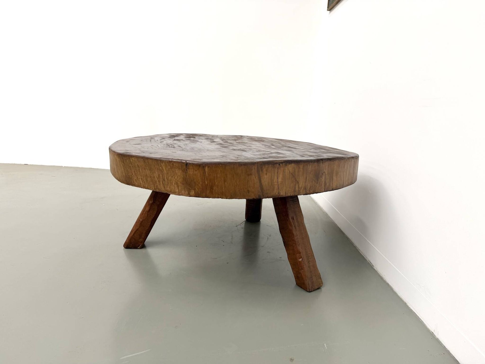 Table basse brutaliste en teck massif, slab monolithique, piètement tripode