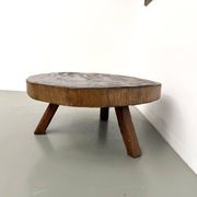 Table basse brutaliste en teck massif, slab monolithique, piètement tripode