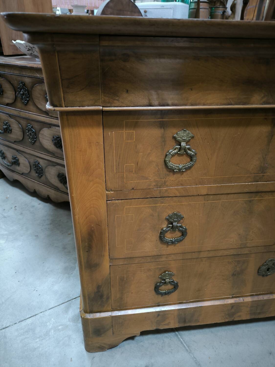 Restoration period chest of drawers in flamed walnut