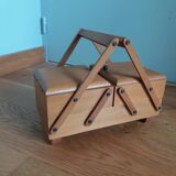 Sewing box worker