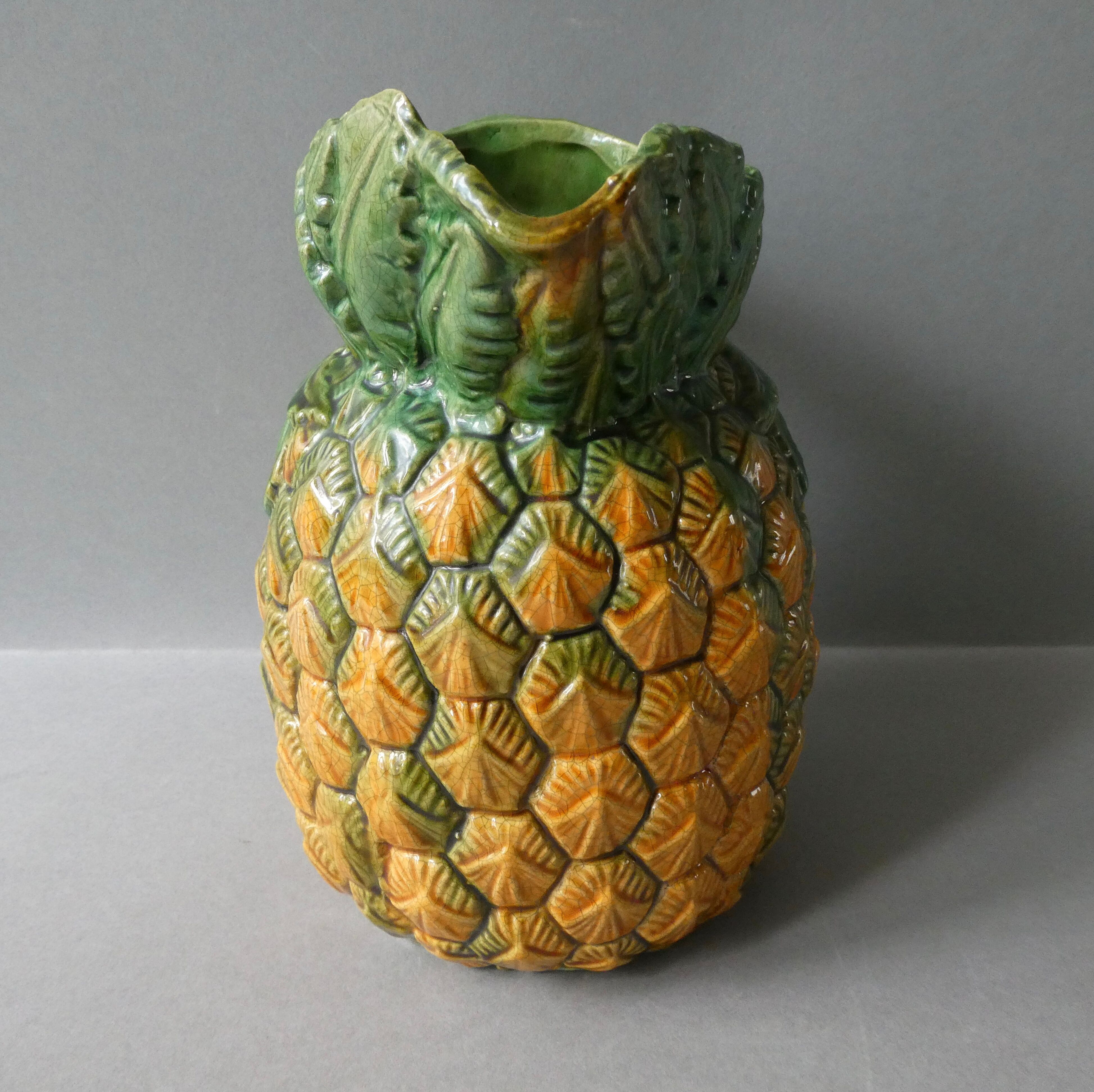 Pineapple pitcher in dabbling