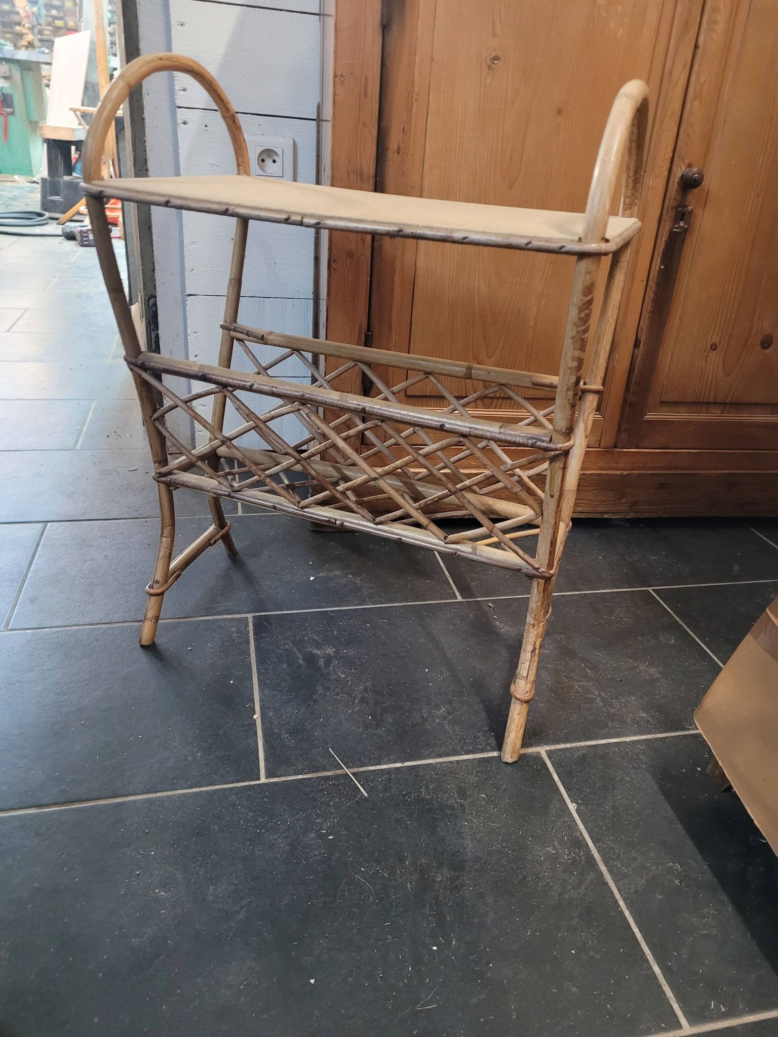 Porte revue en rotin vintage