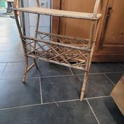 Porte revue en rotin vintage