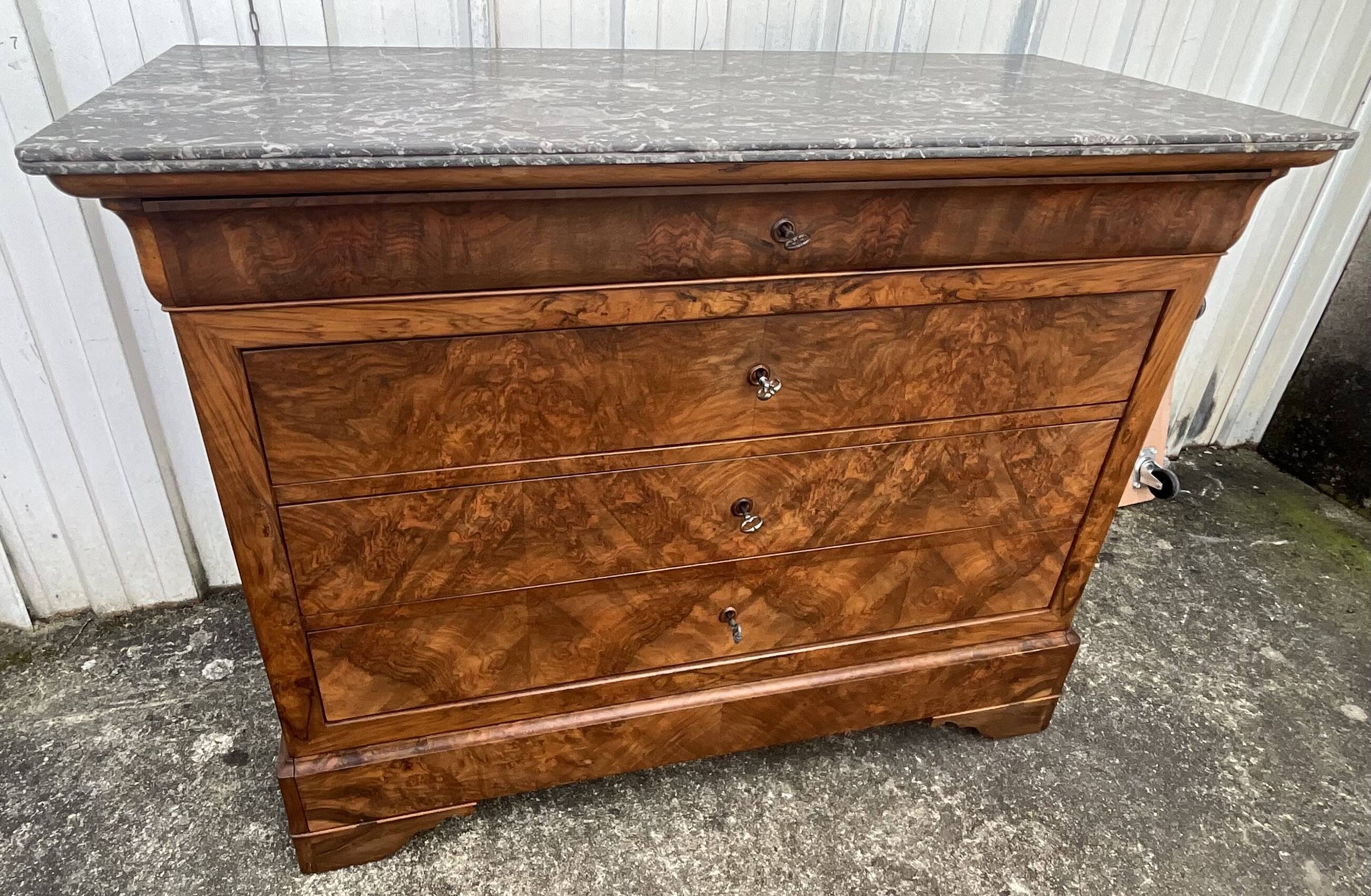 Louis-Philippe commode in walnut burl, Saint-Anne marble, mid-19th century.