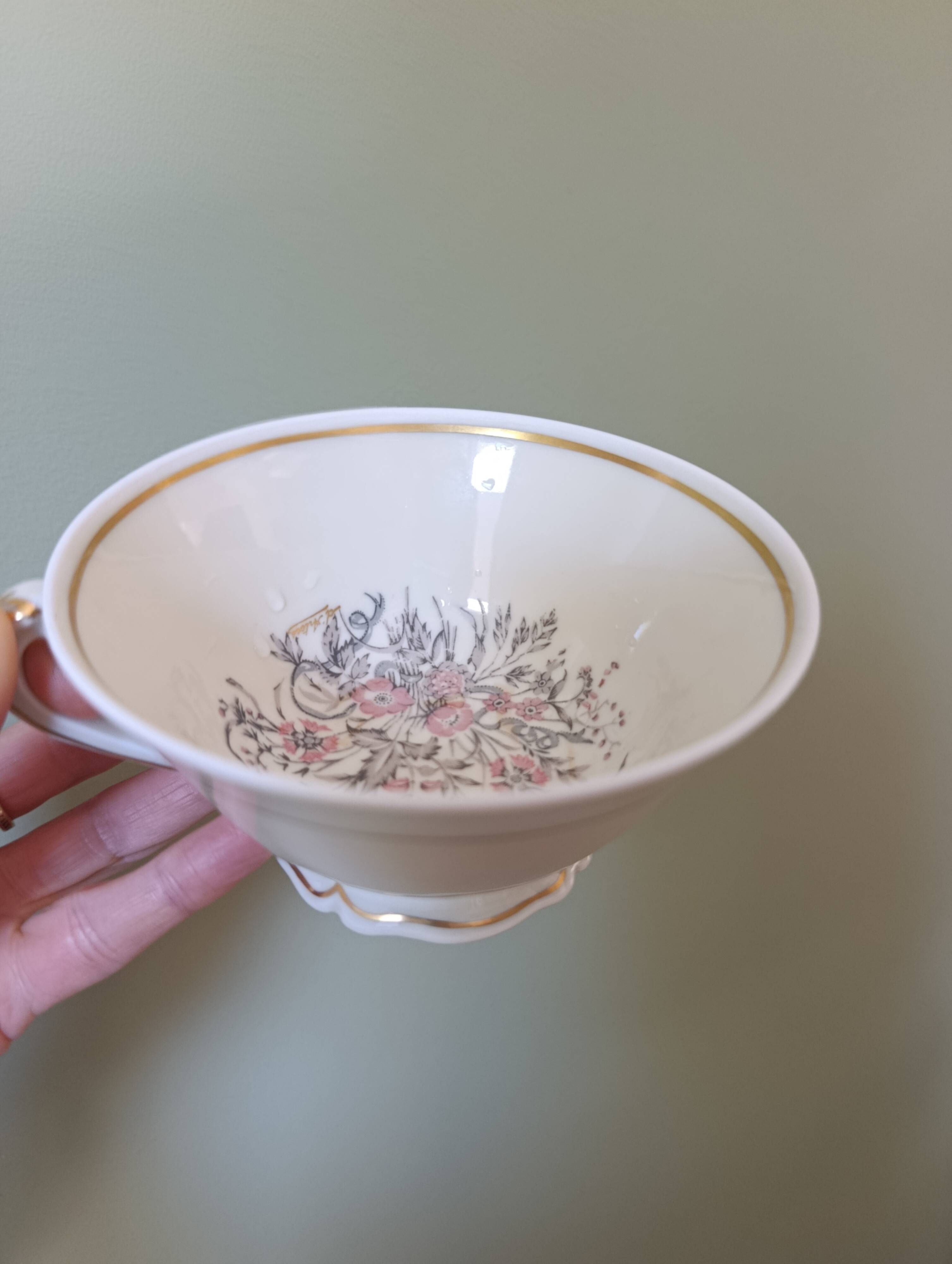 Two retro country-style porcelain tea cups, Former Royal Manufacture