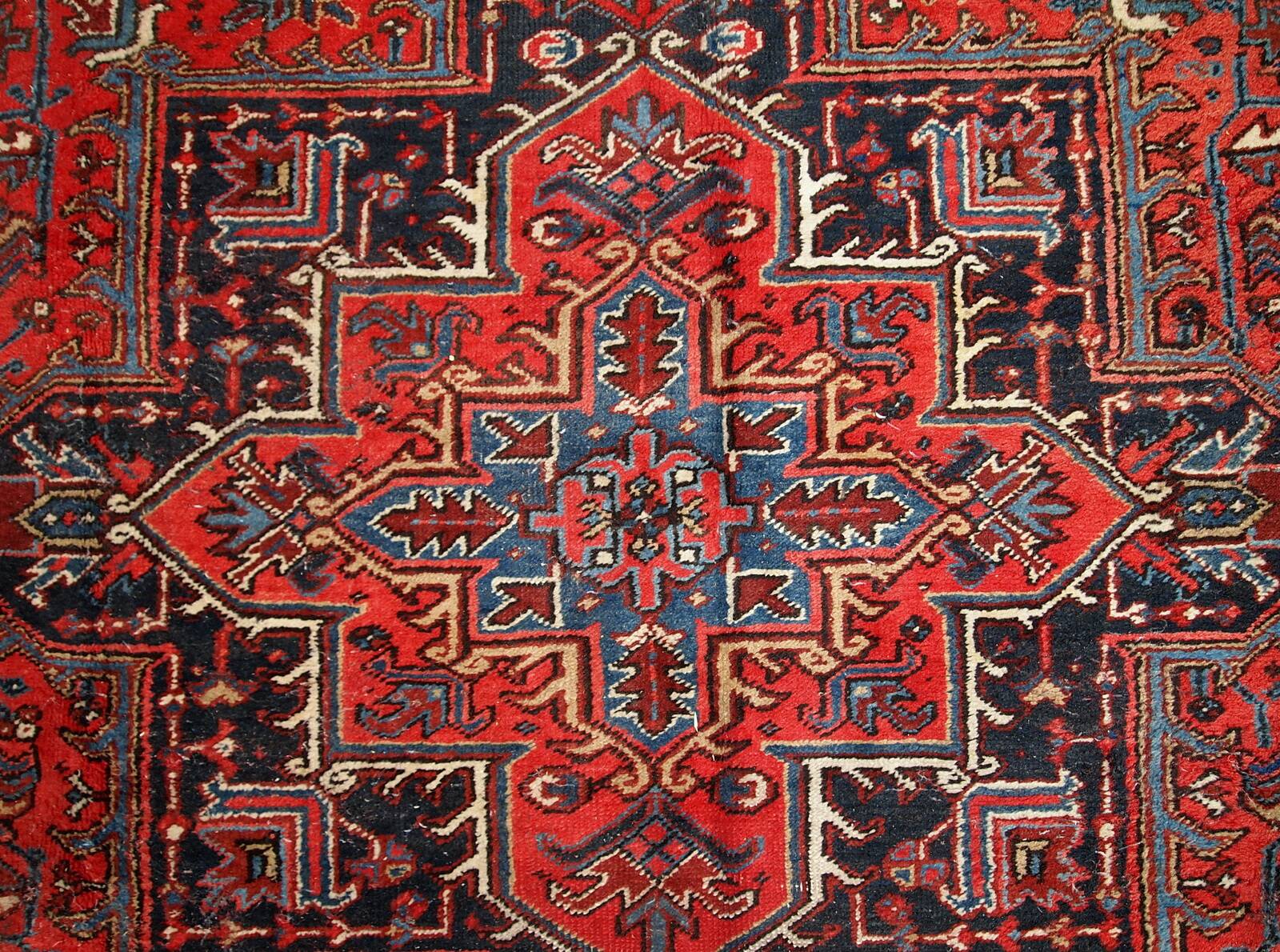 Tapis Heriz Antique du Moyen-Orient, Années 1950, Élégance Traditionnelle
