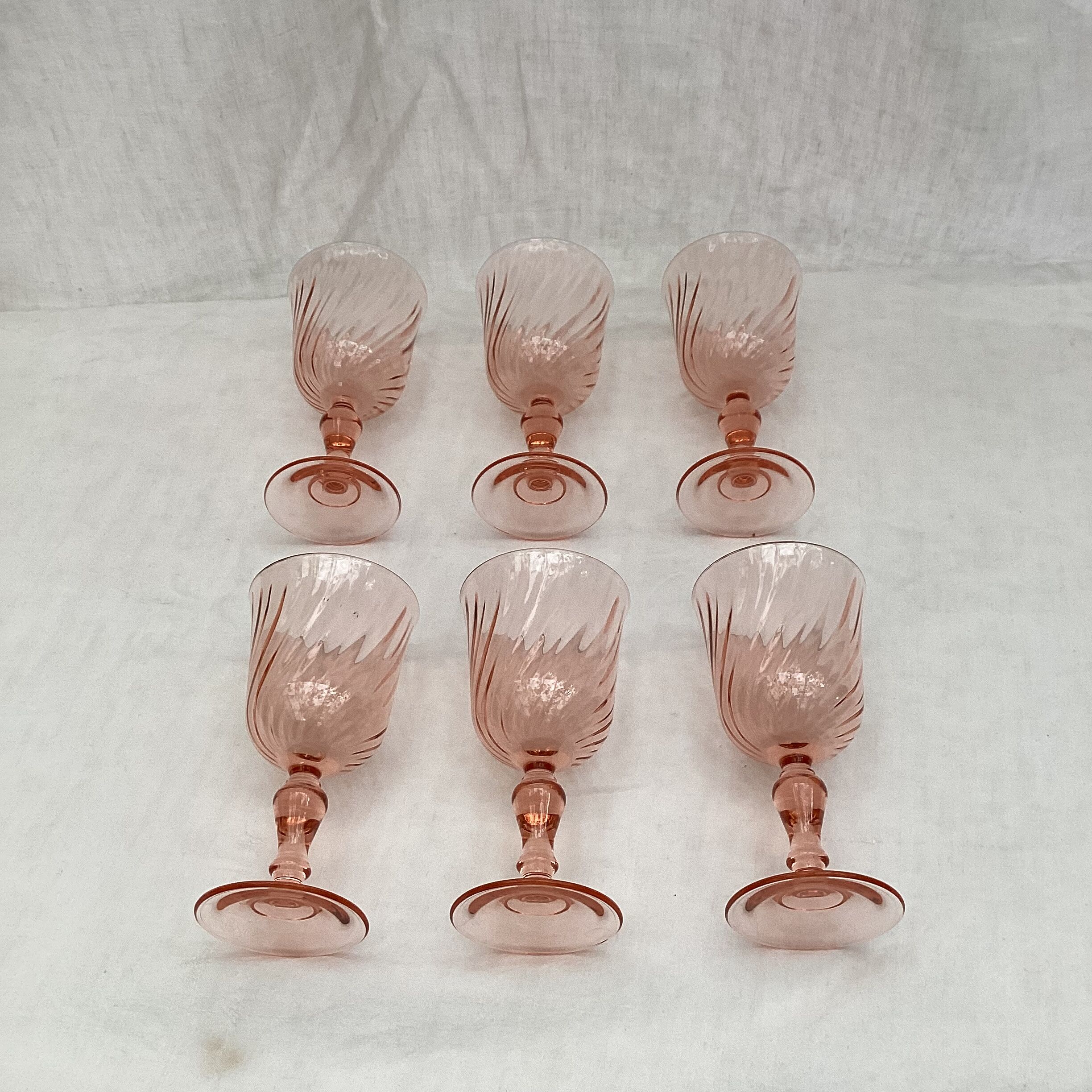 Lot de 6 verres à pied vintage fabrication Française vers les années 1970 dimension : H-16xD-8cm-