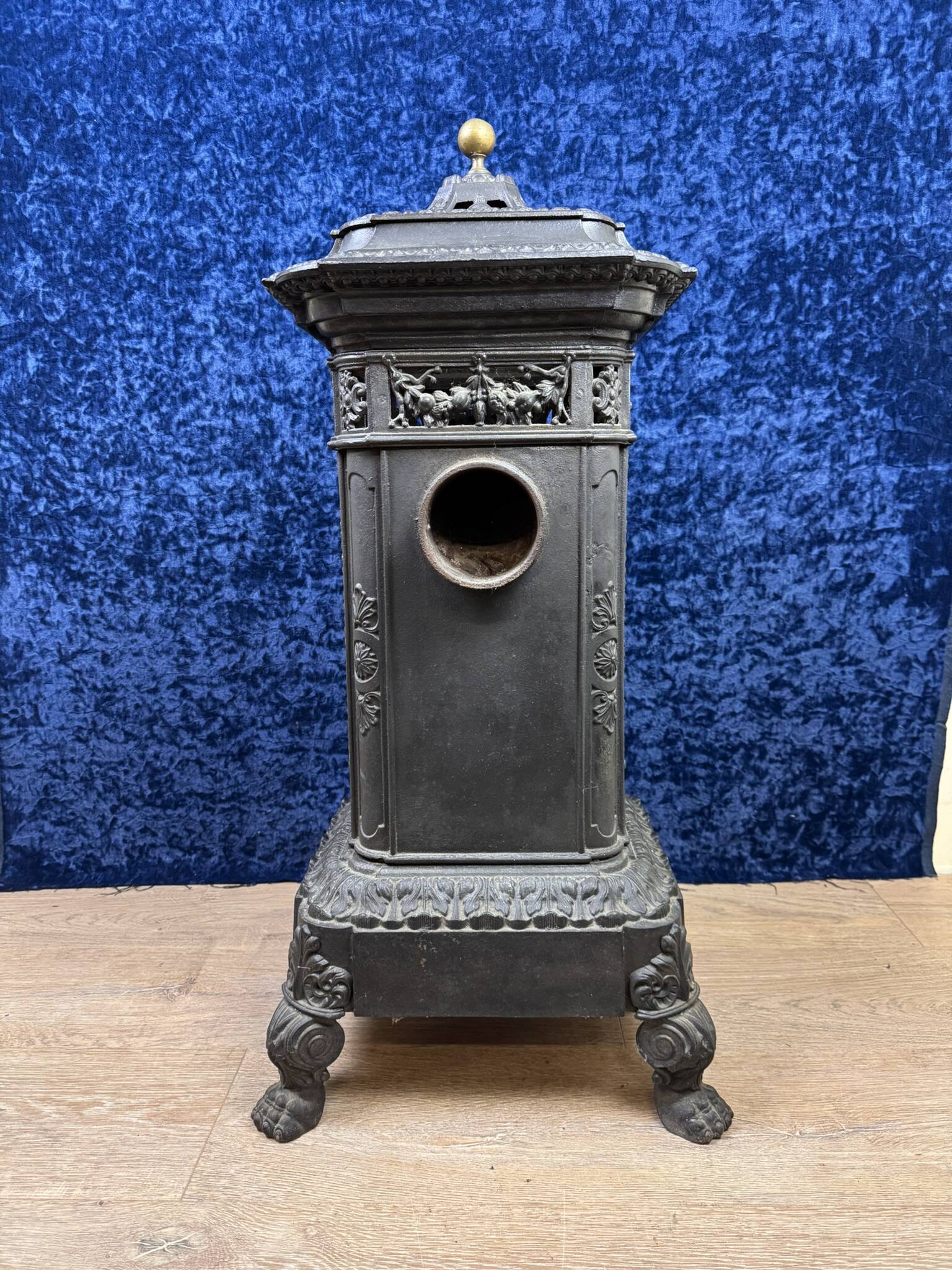 Beautiful cast iron stove, pagoda model, from Varigney in Haute Saône