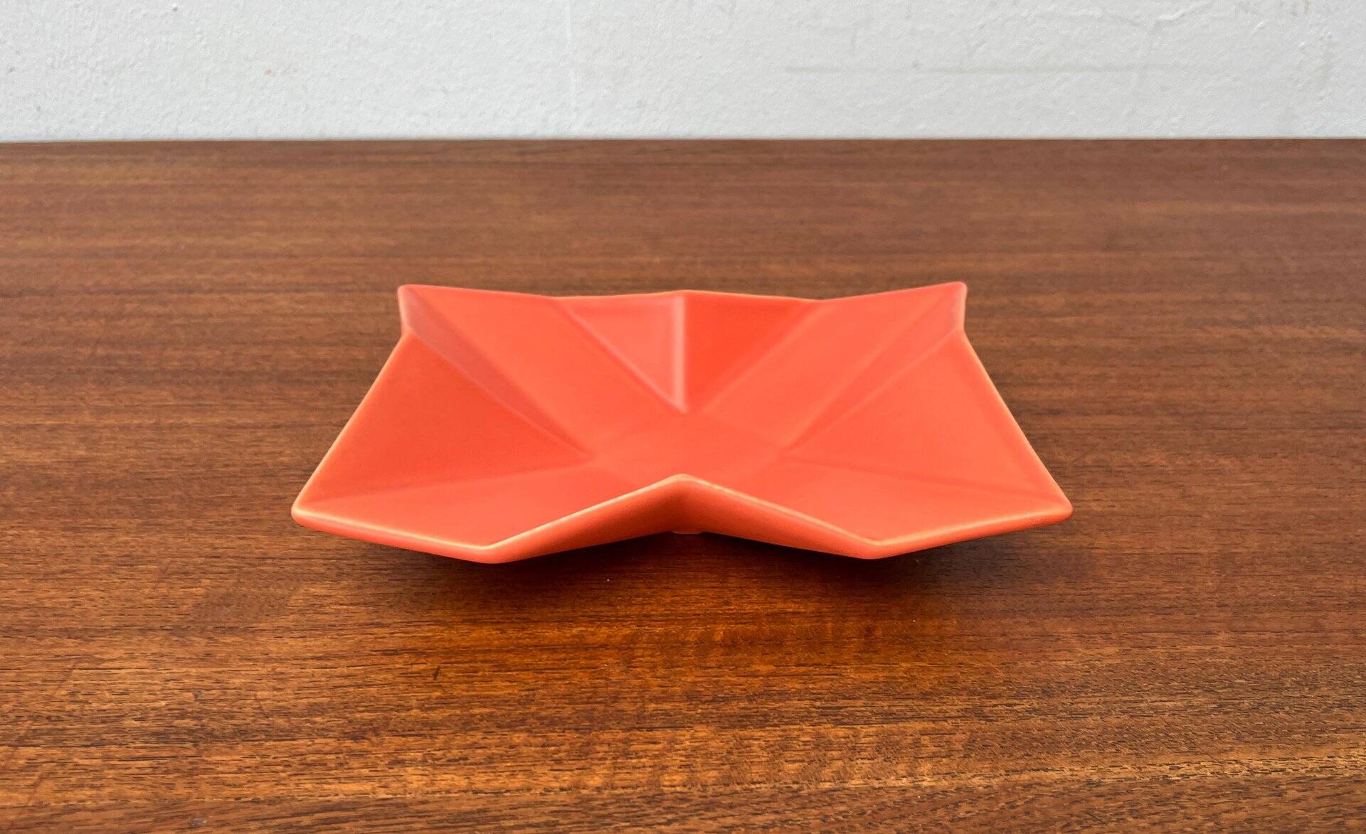 Postmodern minimalist ceramic bowl from the Asa collection, 1980s.