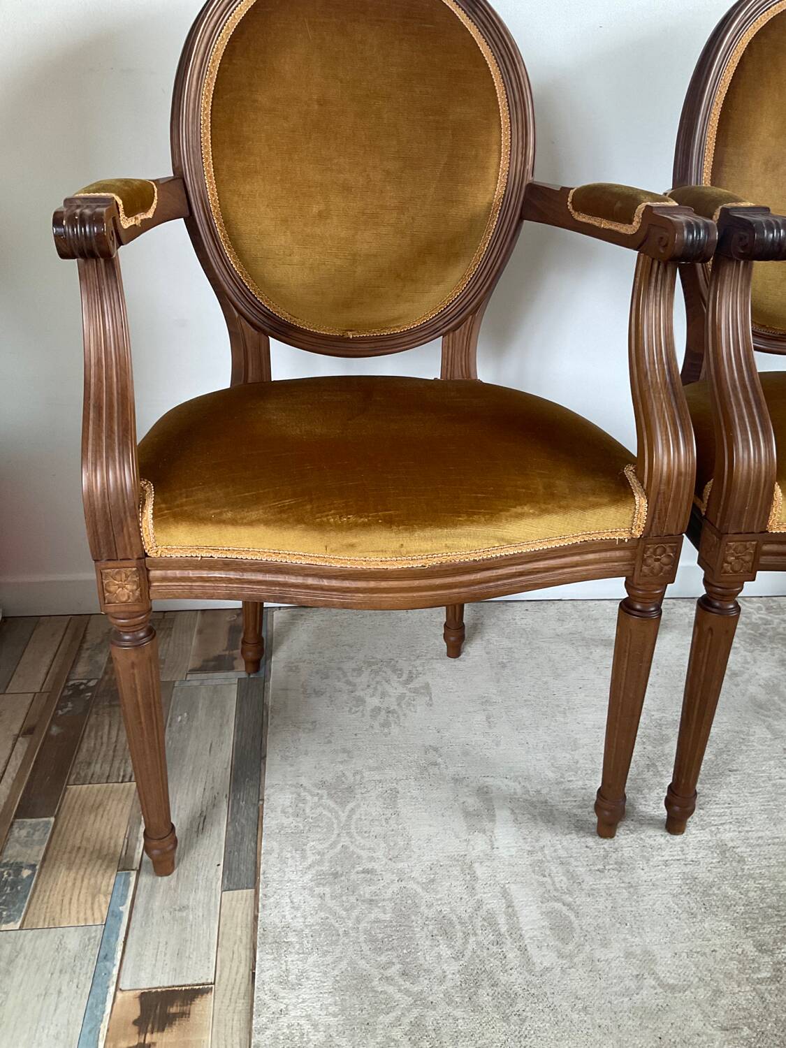 Paire de fauteuils médaillon en bois et velours