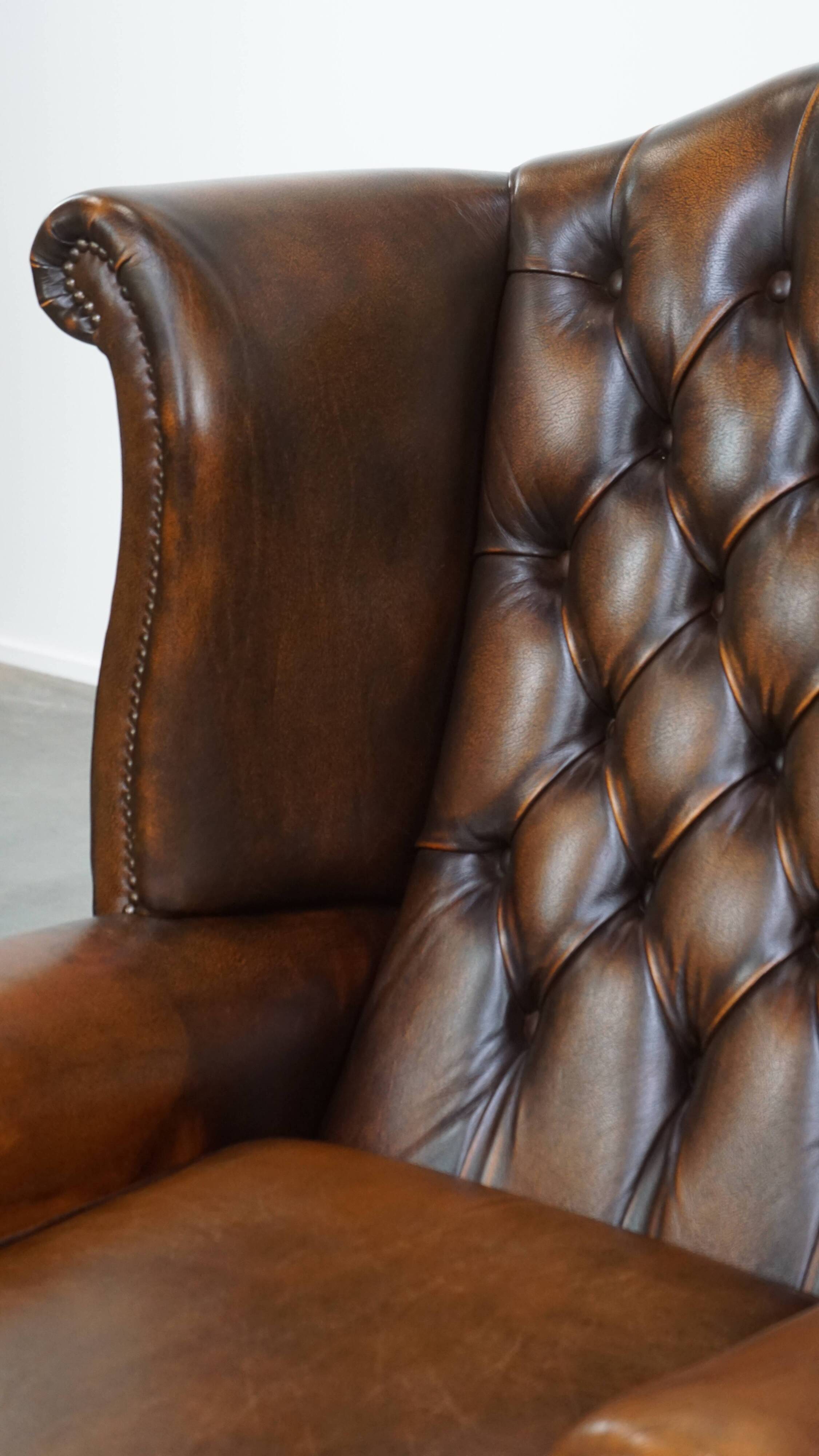 Fauteuil Chesterfield en cuir de vache marron de style anglais