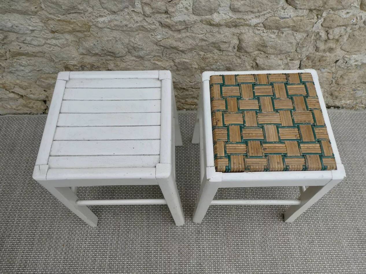 Paire de tabourets en bois, patine blanche, vers 1950