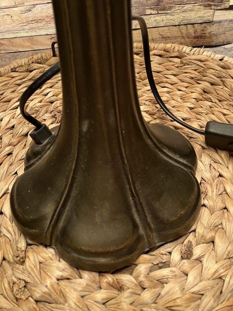 Floor lamp style tiffany dragonfly décor