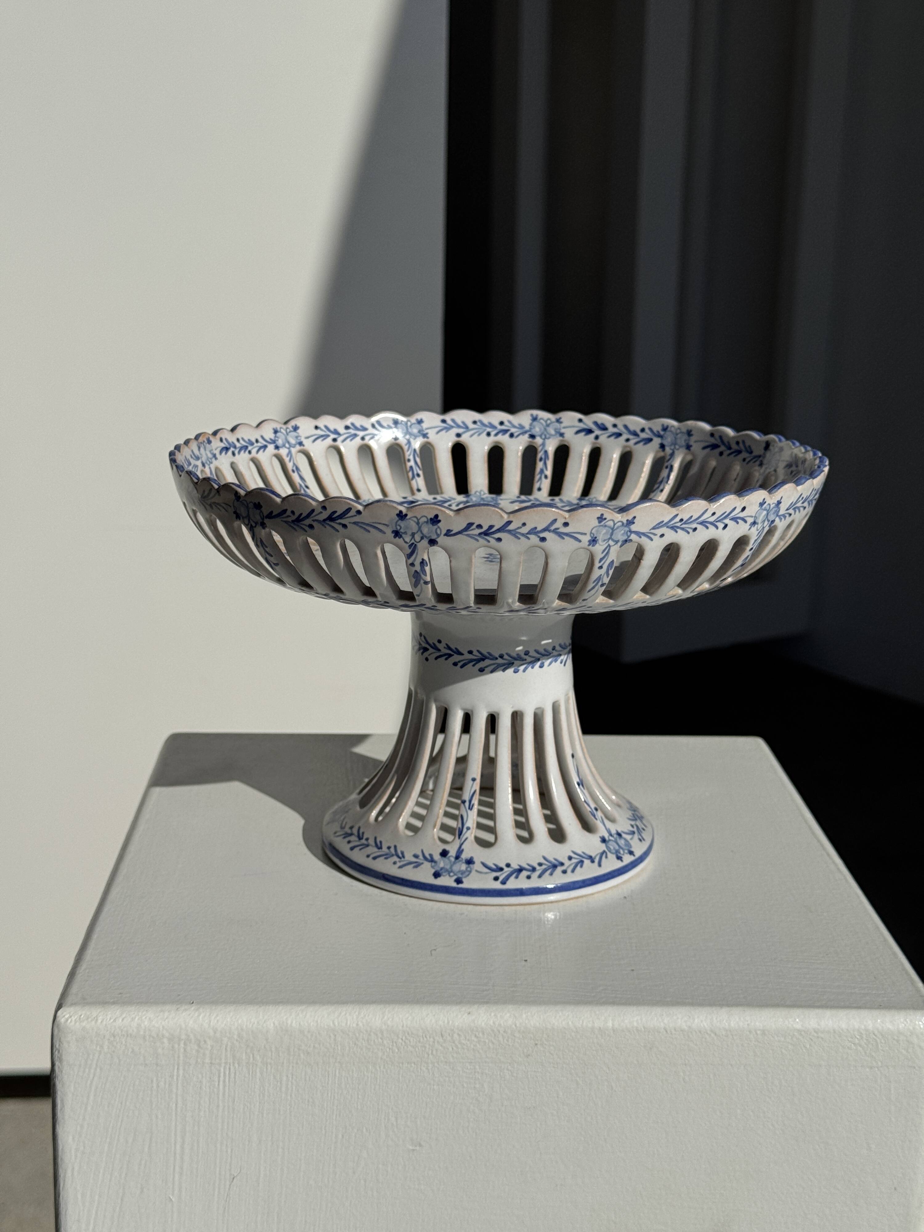 Fruit bowl with blue decorations in white earthenware from Malicorne Art H14