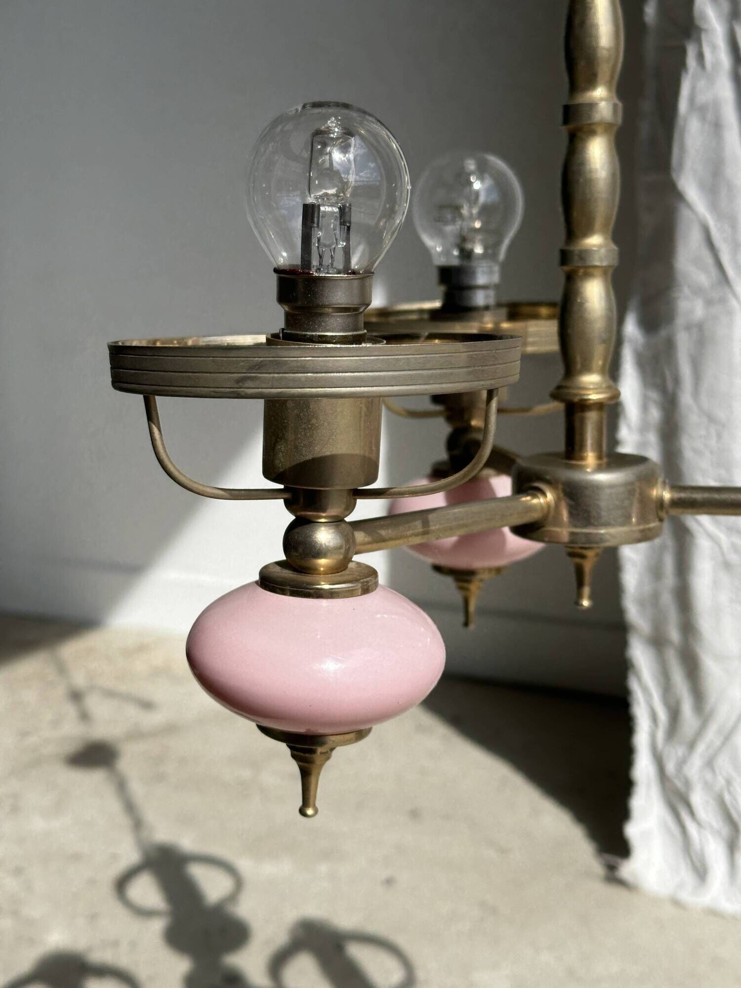 Petit lustre rose et doré à 3 bras de lumières