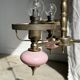 Petit lustre rose et doré à 3 bras de lumières