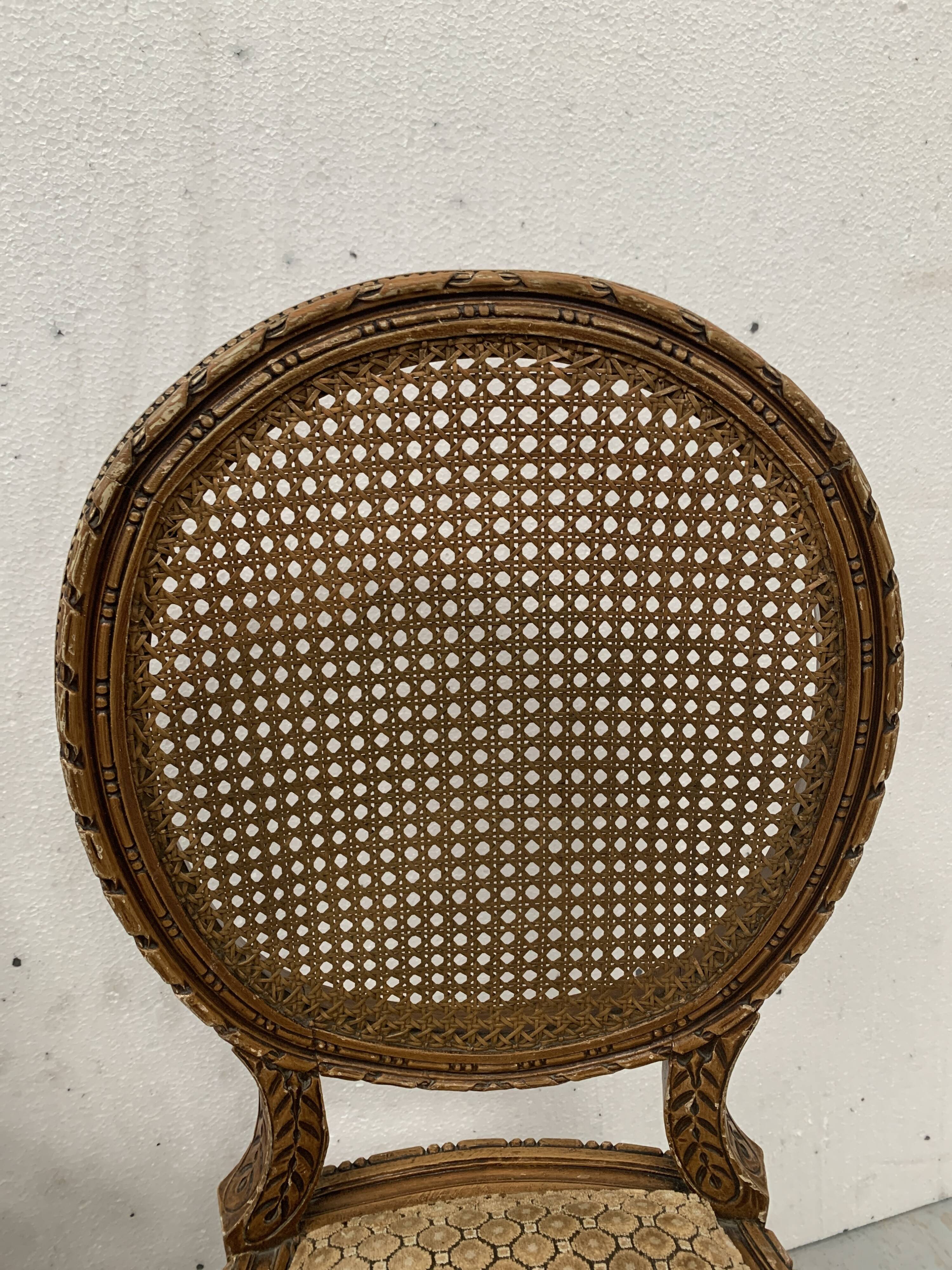 Paire de chaises a médaillons de style Louis XVI en hetre teinté XX siècle