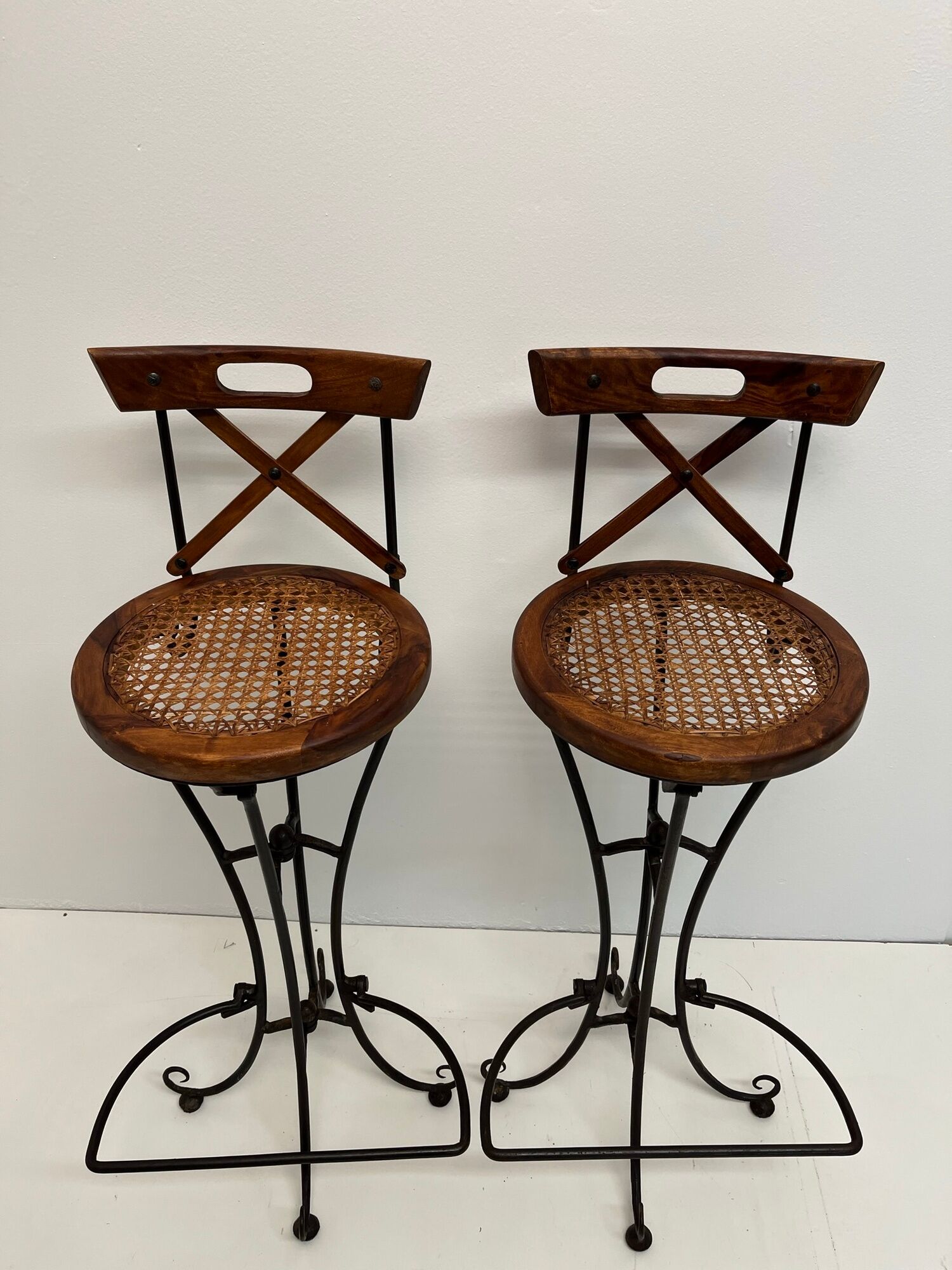 Paire de tabourets de bar vintage en bois et fer forgé avec assises cannées