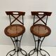 Paire de tabourets de bar vintage en bois et fer forgé avec assises cannées