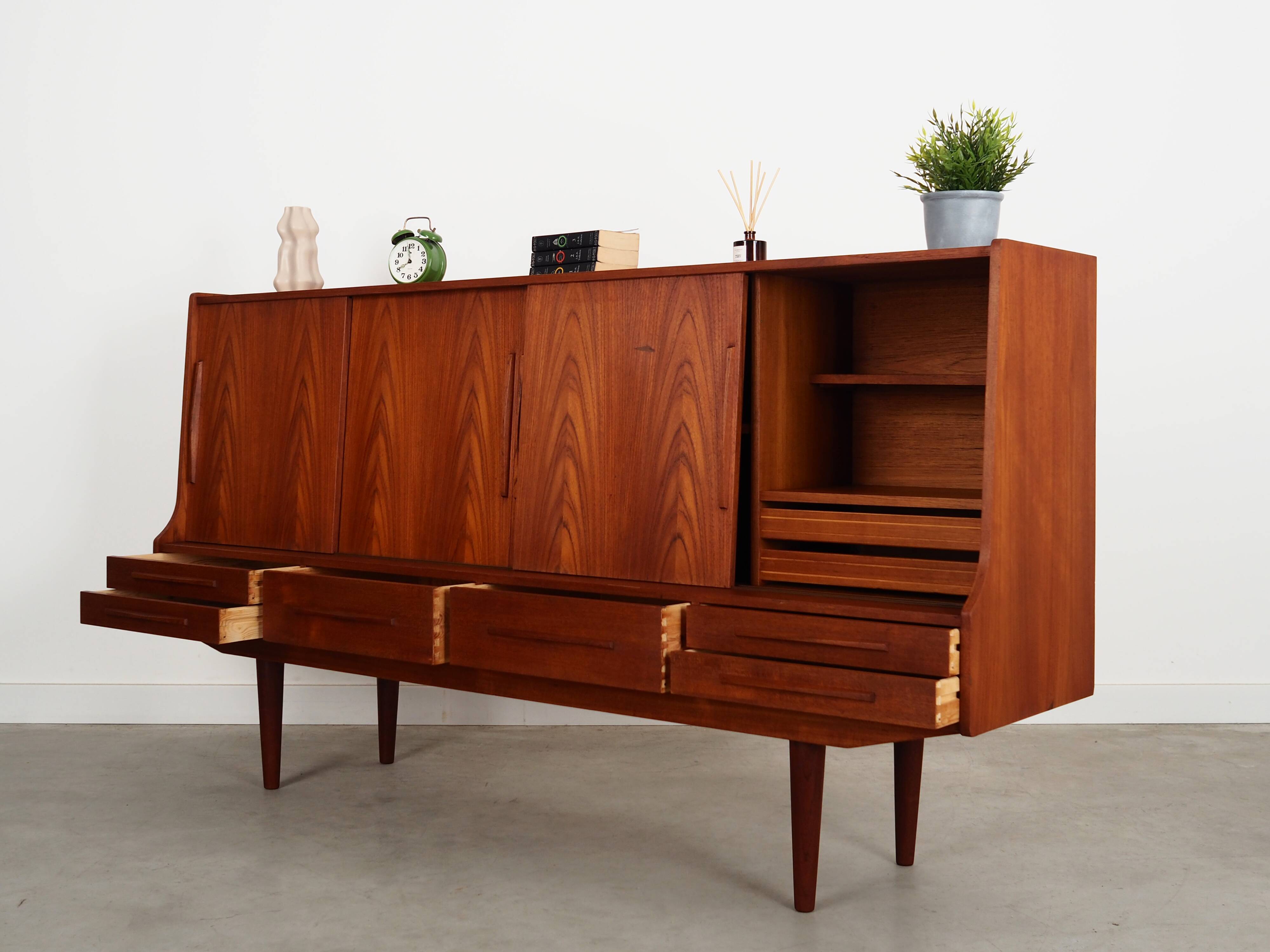 Buffet haut en teck, design danois, années 1960, production : Danemark