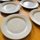 12 Assiettes plates en grès moucheté vintage