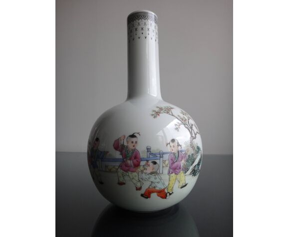 Chinese balustre vase to children playing 30cm porcelain brand qianlong  early XX | Selency