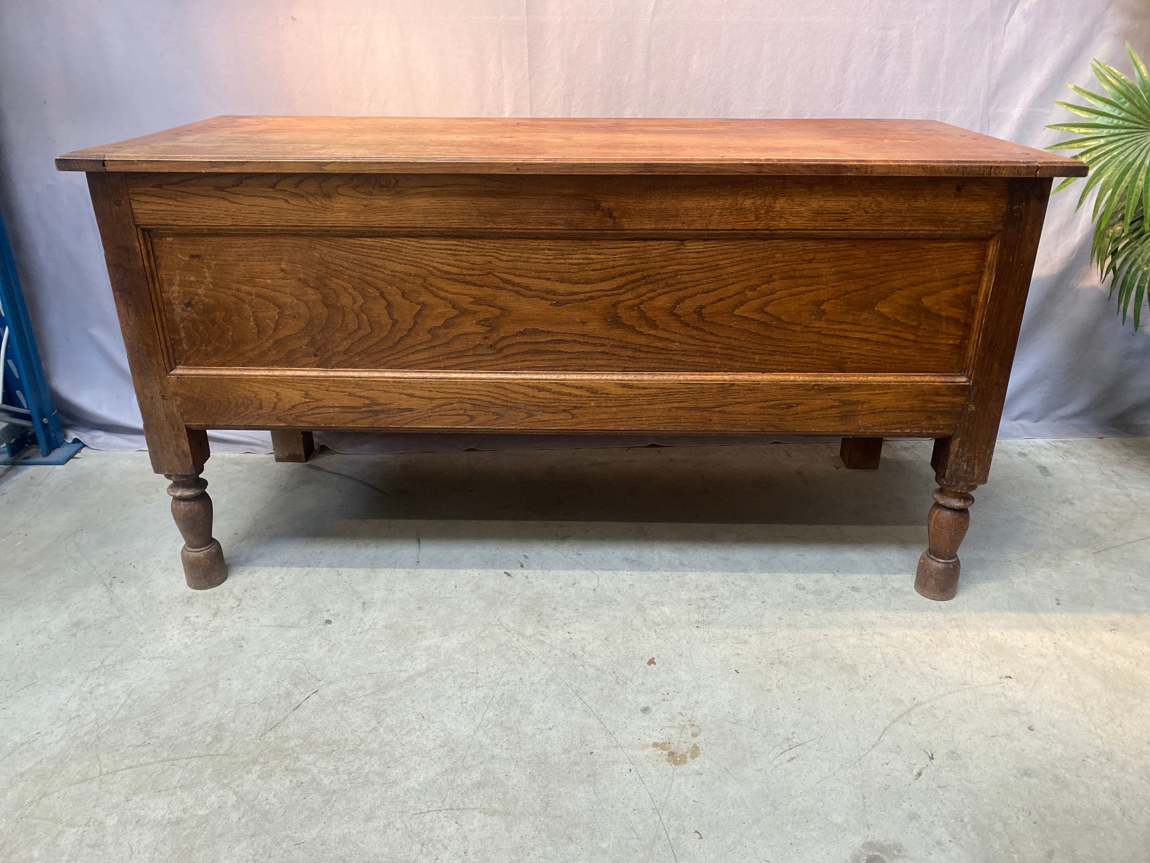 Oak tie with storage box