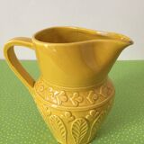 Petit pichet jaune ancien estampillé Digoin, numéroté 7315. Motifs en relief fleurs et feuilles