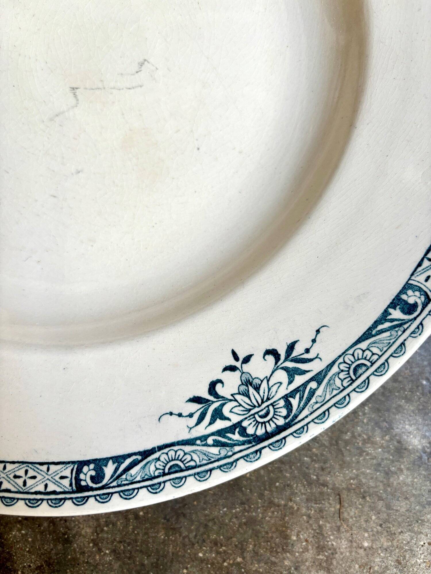 Longchamp hollow round dish in iron earth, "Lily" service