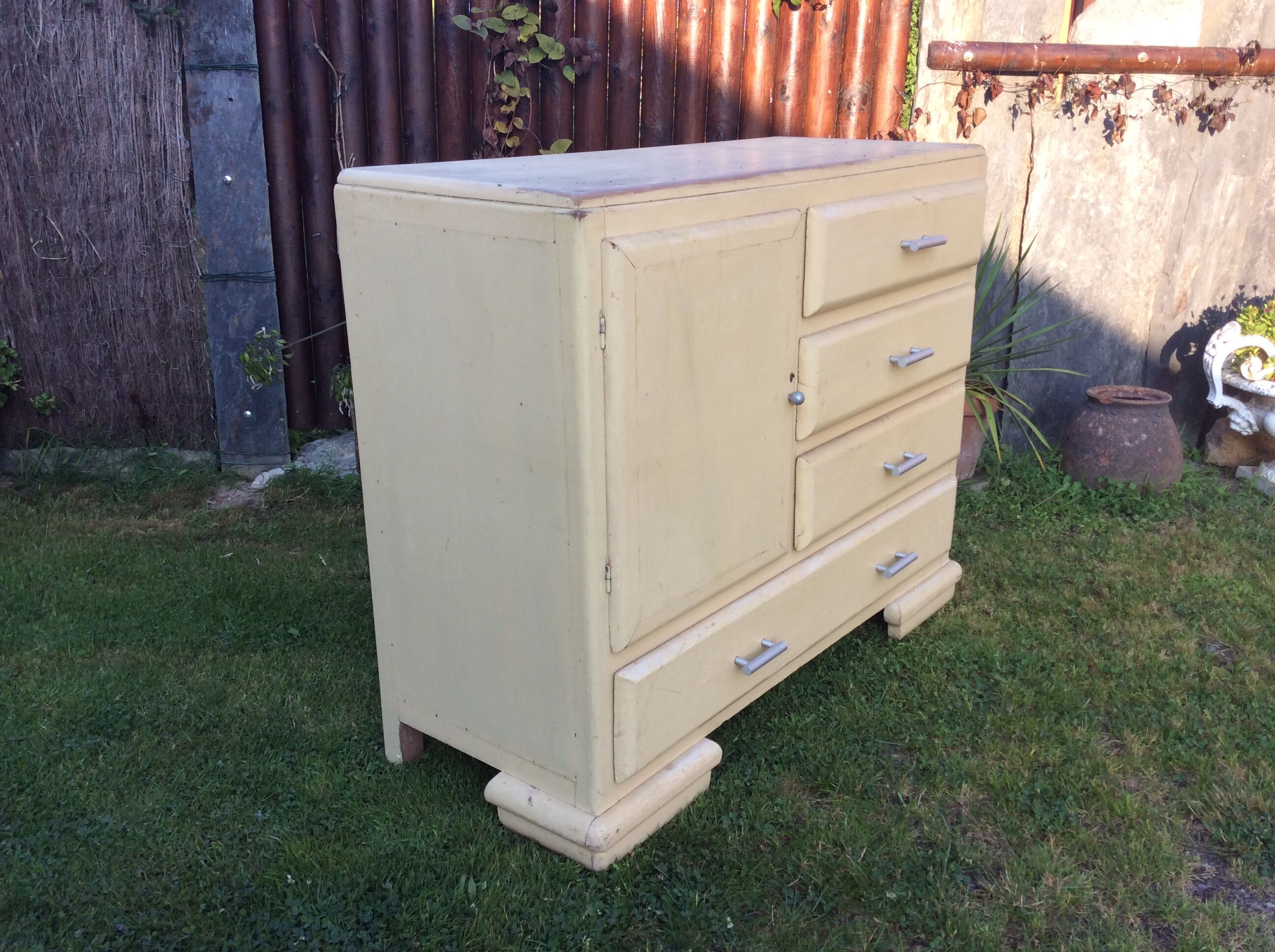 Buffet convenient vintage Mado lacquered white beige in good condition.