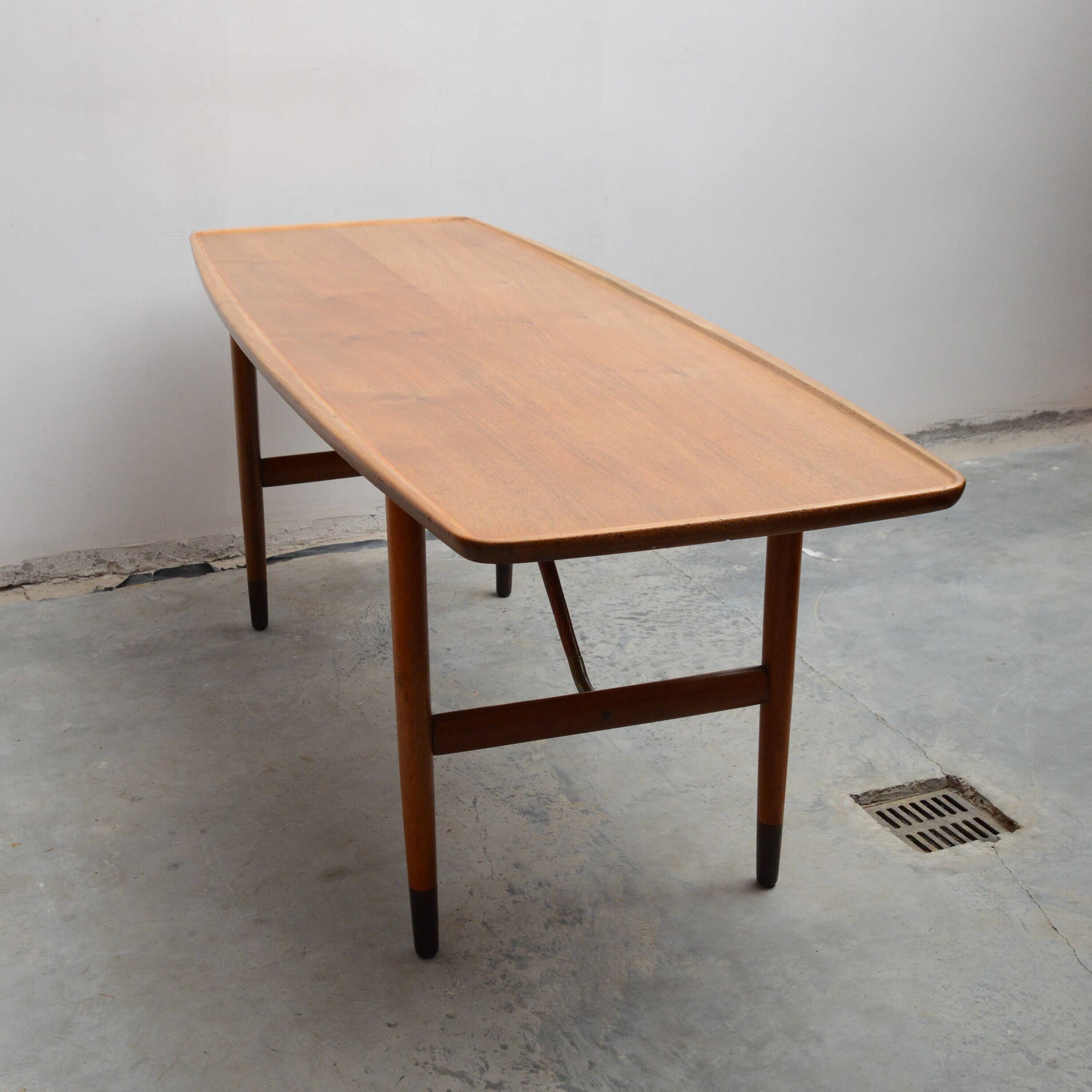 Table basse Anton Kildeberg (attr.), noyer et laiton, Danemark années 5060